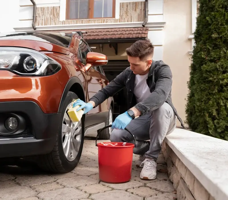 Lavage auto à domicile Écrainville : professionnel intervenant sur un véhicule